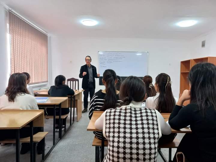 A professor from Turkey gave a lecture to the audience